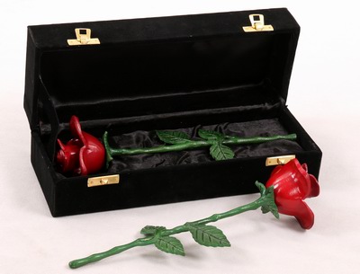 KEEPSAKE CRIMONS ROSE
ITEM NO. 2100
DESCRIPTION:-  CRIMONS ROSE KEEPSAKE
SIZE:-  22 CM, BOX:- 24X10X9 CM.  
CAPACITY:- 
FINISH:- COLOUR FINISH GREEN STEM.
PRICE:-
PACKING:- SINGLE BOX STYRO FOAM UNDER 18 PCS MASTER CARTON.
Keywords: CRIMONS ROSE KEEPSAKE.