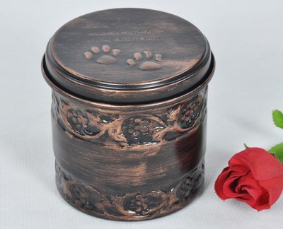 PET CREMATION PAW MARK URN
ITEM NO. 6830
MATERIAL:- IRON ROUND PET URN.
SIZE:- 12X10 CMS
CAPACITY:- 1.00 ML.
FINISH:- BLACK COPPER SHADED ENGRAVED PAW MARK. 
PRICE:-
PACKING :- SINGLE BOX UNDER 36 PCS MASTER CARTON

Keywords: PET URN
