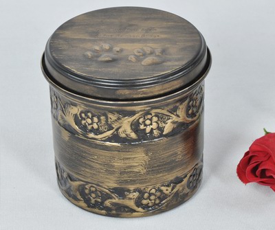 PET CREMATION PAW MARK URN
ITEM NO. 6831
MATERIAL:- IRON ROUND PET URN.
SIZE:- 12X10 CMS
CAPACITY:- 1.00 ML.
FINISH:- BRASS ENTIQUE SHADED ENGRAVED PAW MARK. 
PRICE:-
PACKING :- SINGLE BOX UNDER 36 PCS MASTER CARTON

Keywords: PET URN