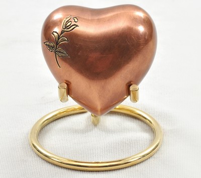 KEEPSAKE SMALL HEART URN
ITEM NO. 6901
MATERIAL:- HEART KEEP SAKE URN.
SIZE:-  HEART 8X8 CMS, STAND 9X10 CMS.
CAPACITY:- 
FINISH:- COPPER ANTIQUE BRASS ENGRAVED FLOWER
PRICE:-
PACKING :- SINGLE BOX UNDER 48 PCS MASTER CARTON

Keywords: SMALL HEART URN