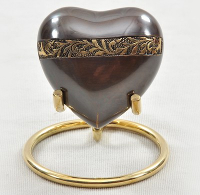 KEEPSAKE SMALL HEART URN
ITEM NO. 6902
MATERIAL:- HEART KEEP SAKE URN.
SIZE:-  HEART 8X8 CMS, STAND 9X10 CMS.
CAPACITY:- 
FINISH:- OILY BRONZE BRASS MAT ENGRAVED BAND.
PRICE:-
PACKING :- SINGLE BOX UNDER 48 PCS MASTER CARTON

Keywords: SMALL HEART URN