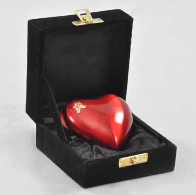 KEEPSAKE SMALL HEART URN
ITEM NO. 6903
MATERIAL:- HEART KEEP SAKE URN.
SIZE:-  HEART 8X8 CMS, STAND 9X10 CMS.
CAPACITY:- 
FINISH:- RED GLOSSY POLISH BRASS ENGRAVED FLOWER
PRICE:-
PACKING :- SINGLE BOX UNDER 48 PCS MASTER CARTON

Keywords: SMALL HEART URN