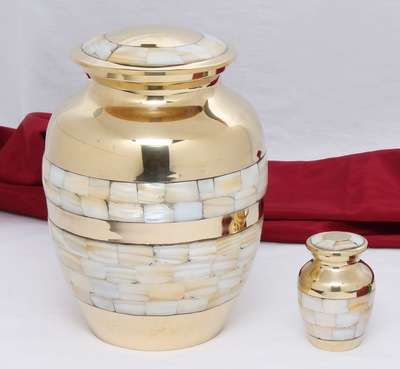 METAL CREMATION ADULT URN
ITEM NO. 6941
DESCRIPTION:- METAL CREMATION URN
SIZE:- 25 CM.
CAPACITY:- 3.50 ML
FINISH:-  PEARL POLISH BRASS.
PRICE:- 
PACKING:- SINGLE BOX STYRO FOAM UNDER 4 PCS MASTER CARTON.

Keywords: FUNERAL URN