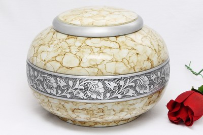 ALUMINIUM CREMATION URN
ITEM NO. 6954
MATERIAL:- ALUMINIUM
DESCRIPTION:- METAL CREMATION URN
SIZE:- 15 CM.
CAPACITY:- 3.50 ML
FINISH:-  MARBLE  SILVER ENGRAVE FLOWER
PRICE:- 
PACKING:- SINGLE BOX STYRO FOAM UNDER 6 PCS MASTER CARTON
Keywords: ASHES FOR POT