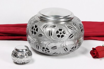 ALUMINIUM CREMATION URN
ITEM NO. 7097
MATERIAL:- ALUMINIUM
DESCRIPTION:- METAL CREMATION URN
SIZE:- 15 CM.
CAPACITY:- 3.50 ML
FINISH:-  SILVER ENTIQUR ENGRAVED
PRICE:- 
PACKING:- SINGLE BOX STYRO FOAM UNDER 6 PCS MASTER CARTON

Keywords: FUNERAL URN