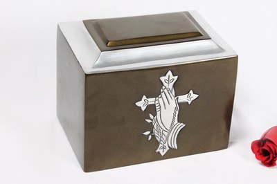 ALMINIUM PET URN
ITEM NO. 7098
DESCRIPTION:-  ALUMINIUM CASKET URN
SIZE:- 16 CM.
CAPACITY:-  2.50  ML
FINISH:-  GRAY GLOSSY SILVER ENGRAVED CROSS WITH PRAYING HAND.
PRICE:- 
PACKING:- SINGLE BOX STYRO FOAM UNDER 12 PCS MASTER CARTON.
Keywords: ASHES FOR POT