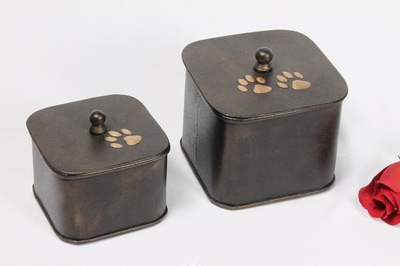 PET CREMATION PAW MARK URN
ITEM NO. 7105
MATERIAL:- IRON SQUARE PET URN.
SIZE:- 9 CMS, 7 CMS.
CAPACITY:- 1.00  ML, 0.600 ML.
FINISH:- GREEN METALIC ENGRAVED GOLDEN PAW MARK A TOP OF LID
PRICE:-
PACKING :- SINGLE BOX UNDER 16 SETS MASTER CARTON

Keywords: PET URN