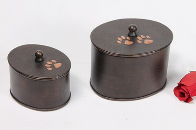 PET CREMATION PAW MARK URN
ITEM NO. 7106
MATERIAL:- IRON OVAL PET URN.
SIZE:- 9 CMS, 7 CMS.
CAPACITY:- 1.00  ML, 0.600 ML.
FINISH:- COPPER VIOLET ENGRAVED COPPER PAW MARK A TOP OF LID
PRICE:-
PACKING :- SINGLE BOX UNDER 16 SETS MASTER CARTON

Keywords: PET URN