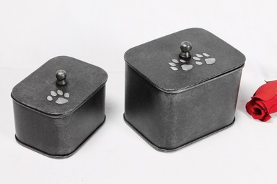 PET CREMATION PAW MARK URN
ITEM NO. 7107
DESCRIPTION:- IRON RECTANGLE PET URN
SIZE:-  9 CMS, 7 CM.
CAPACITY:- 1.00 ML, 0.600 ML. 
FINISH:- SLATE FINISH SILVER ENGRAVED PAW MARL TOP LID.
PRICE:-
PACKING :- SINGLE BOX UNDER 48 PCS MASTER CARTON

Keywords: FUNERAL URN