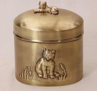 IRON PET CHEAP URN
ITEM NO. 7167
MATERIAL:- IRON OVAL PET URN.
SIZE:- 14X14 CMS.
CAPACITY:-  1.500 ML.
FINISH:-  BRASS ANTIQUE ENGRAVED SITTING CAT & BRASS CAT RESSTING AT THE TOP OF LID.
PACKING :- SINGLE BOX UNDER 12 PCS 7 LAYER CORRUGATED MASTER CARTON.
Keywords: PET URN