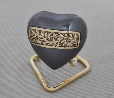 KEEPSAKE SMALL HEART URN
ITEM NO. AC003
MATERIAL:- HEART KEEP SAKE URN.
SIZE:-  HEART 8X8 CMS, STAND 9X10 CMS.
CAPACITY:- 
FINISH:- SLATE GLOSY BRASS ENGRAVED BAND.
PRICE:-
PACKING :- SINGLE BOX UNDER 48 PCS MASTER CARTON

Keywords: SMALL HEART URN