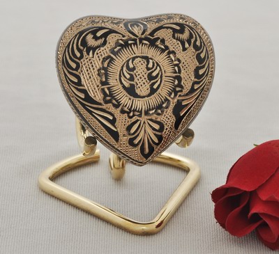 KEEPSAKE SMALL HEART URN
ITEM NO. AC06
MATERIAL:- HEART KEEP SAKE URN.
SIZE:-  HEART 8X8 CMS, STAND 9X10 CMS.
CAPACITY:- 
FINISH:- BLACK ENGRAVED POLISH WORK.
PRICE:-
PACKING :- SINGLE BOX UNDER 48 PCS MASTER CARTON

Keywords: SMALL HEART URN