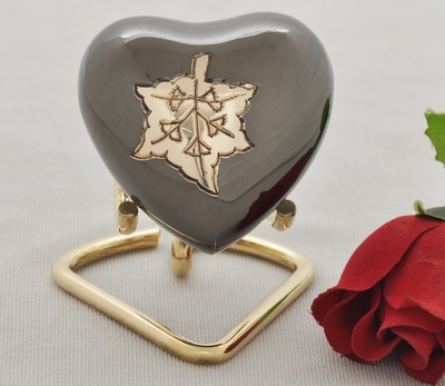 KEEPSAKE SMALL HEART URN
ITEM NO. AC09
MATERIAL:- HEART KEEP SAKE URN.
SIZE:-  HEART 8X8 CMS, STAND 9X10 CMS.
CAPACITY:- 
FINISH:-  STEEL WITH ENGRAVED POLISH BRASS LEAVE.
PRICE:-
PACKING :- SINGLE BOX UNDER 48 PCS MASTER CARTON

Keywords: SMALL HEART URN