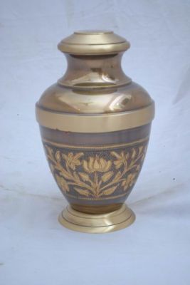 DESIGNER STEEL URN
ITEM NO. 6279
MATERIAL:- SOLID BRASS STEEL WORK
SIZE:- 25 CMS.
CAPACITY:- 3.50 M.LITER
FINISH:- STEEL PLATING  ENGRAVED BAND
PACKING :- SINGLE BOX UNDER 4 PCS MASTER CARTON
Keywords: STEEL ENGRAVED URN