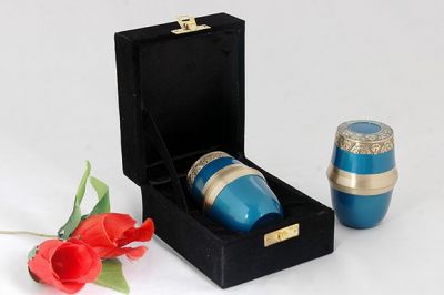 KEEPSAKE METAL SMALL URN
ITEM NO. 6317
DESCRIPTION:-  BRASS KEAP SAKE URN.
SIZE:-  8 CMS.
CAPACITY:-   ML
FINISH:-  BLUE MAT POLISH BAND.
PRICE:-
PACKING :- SINGLE BOX UNDER 48 PCS MASTER CARTON.

Keywords: FUNERAL URN