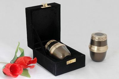 KEEPSAKE METAL SMALL URN
ITEM NO. 6318
DESCRIPTION:-  BRASS KEAP SAKE URN.
SIZE:- 8 CMS.
CAPACITY:-   ML
FINISH:-  MAT BROWN MAT POLISH ENGRAVED TOP BAND.
PRICE:-
PACKING :- SINGLE BOX UNDER 48 PCS MASTER CARTON.

Keywords: FUNERAL URN