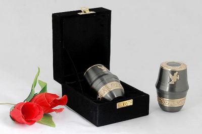 KEEPSAKE METAL SMALL URN
ITEM NO. 6320
DESCRIPTION:-  BRASS KEAP SAKE URN.
SIZE:- 8 CMS.
CAPACITY:-   ML
FINISH:-  BLACK NICKEL POLISH ENGRAVED BAND A PEGIN.
PRICE:-
PACKING :- SINGLE BOX UNDER 48 PCS MASTER CARTON.

Keywords: FUNERAL URN