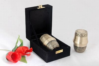 KEEPSAKE METAL SMALL URN
ITEM NO. 6321
DESCRIPTION:-  BRASS KEAP SAKE URN.
SIZE:- 8 CMS.
CAPACITY:-   ML
FINISH:-  POLISH BAND MARBLE FINISH.
PRICE:-
PACKING :- SINGLE BOX UNDER 48 PCS MASTER CARTON.

Keywords: FUNERAL URN