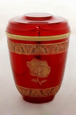 METAL CREMATION ADULT URN
ITEM NO. 6466
DESCRIPTION:- METAL CREMATION URN
SIZE:- 28 CM.
CAPACITY:- 3.50 ML
FINISH:-  RED GLOSSY ENGRAVE BAND
PRICE:- 
PACKING:- SINGLE BOX STYRO FOAM UNDER 4 PCS MASTER CARTON.
Keywords: FUNERAL URN