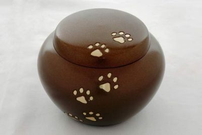 PET CREMATION PAW MARK URN
ITEM NO. 6533
MATERIAL:-  BRASS ODC
SIZE:- 10 CMS.
CAPACITY:-  0.600ML
FINISH:-  BROWN GLOSSY SILVER PAW MARKS ENGRAVED.
PRICE:-
PACKING :- SINGLE BOX UNDER 16 PCS MASTER CARTON
Keywords: PET URN