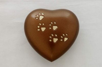 KEEPSAKE SMALL HEART URN
ITEM NO. 6534
MATERIAL:- HEART KEEP SAKEURN.
SIZE:-  HEART 8X8 CMS, STAND 9X10 CMS.
CAPACITY:- 
FINISH:- MAT BROWN WITH POLISH ENGRAVED PAW MARK.
PRICE:-
PACKING :- SINGLE BOX UNDER 48 PCS MASTER CARTON

Keywords: KEEP SAKE URN