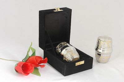 KEEPSAKE METAL SMALL URN
ITEM NO. 6544
DESCRIPTION:-  BRASS KEAP SAKE URN.
SIZE:- 8 CMS.
CAPACITY:-   ML
FINISH:-  NICKEL GOLDEN ENGRAVED WORK.
PRICE:-
PACKING :- SINGLE BOX UNDER 48 PCS MASTER CARTON.

Keywords: FUNERAL URN
