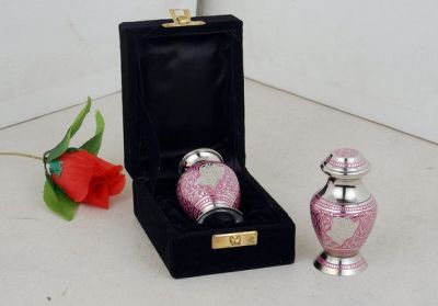 KEEPSAKE METAL SMALL URN
ITEM NO. 6610
DESCRIPTION:-  BRASS KEAP SAKE URN.
SIZE:- 8 CMS.
CAPACITY:-   ML
FINISH:-  PINK NICKEL ENGRAVED WORK.
PRICE:-
PACKING :- SINGLE BOX UNDER 48 PCS MASTER CARTON.

Keywords: FUNERAL URN