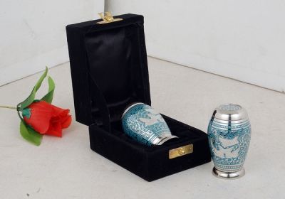 KEEPSAKE METAL SMALL URN
ITEM NO. 6611
DESCRIPTION:-  BRASS MUNAR KEAP SAKE URN.
SIZE:- 7 CMS.
CAPACITY:-   ML
FINISH:-  BLUE ENGRAVED NICKEL GOING HOME.
PRICE:-
PACKING :- SINGLE BOX UNDER 48 PCS MASTER CARTON.

Keywords: FUNERAL URN