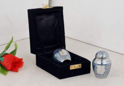 KEEPSAKE METAL SMALL URN
ITEM NO. 6612
DESCRIPTION:-  BRASS DOM TOP KEAP SAKE URN.
SIZE:- 6 CMS.
CAPACITY:-   ML
FINISH:-  BLUE ENGRAVED TEDDY BEAR NICKEL.
PRICE:-
PACKING :- SINGLE BOX UNDER 60 PCS MASTER CARTON.

Keywords: FUNERAL URN