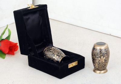 KEEPSAKE METAL SMALL URN
ITEM NO. 6318
DESCRIPTION:-  BRASS MUNAR KEAP SAKE URN.
SIZE:- 7 CMS.
CAPACITY:-   ML
FINISH:-  MAT BLACK POLISH MAT ENGRAVED WORK.
PRICE:-
PACKING :- SINGLE BOX UNDER 48 PCS MASTER CARTON.

Keywords: FUNERAL URN