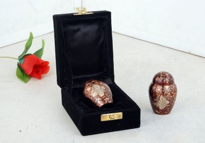 KEEPSAKE METAL SMALL URN
ITEM NO. 6614
DESCRIPTION:-  BRASS DOM TOP KEAP SAKE URN.
SIZE:- 6 CMS.
CAPACITY:-   ML
FINISH:-  BROWN STONE BUTTERFLY ENGRAVED.
PRICE:-
PACKING :- SINGLE BOX UNDER 48 PCS MASTER CARTON.

Keywords: FUNERAL URN