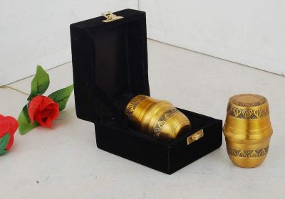 KEEPSAKE METAL SMALL URN
ITEM NO. 6616
DESCRIPTION:-  BRASS SMALL URN.
SIZE:- 8 CMS.
CAPACITY:-   ML
FINISH:- BRASS ENTIQUE ENGRAVED BAND.
PRICE:-
PACKING :- SINGLE BOX UNDER 48 PCS MASTER CARTON.

Keywords: FUNERAL URN