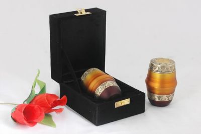 KEEPSAKE METAL SMALL URN
ITEM NO. 6621
DESCRIPTION:-  BRASS SMALL URN
SIZE:-  8 CM 
CAPACITY:-  
FINISH:- BROWN YELLOW ENGRAVED TOP BRASS LID.
PRICE:-
PACKING:- SINGLE BOX STYRO FOAM UNDER 48 PCS MASTER CARTON

Keywords: KEAP SAKE URN