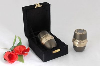 KEEPSAKE METAL SMALL URN
ITEM NO. 6622
MATERIAL:-  BRASS SMALL URN.
SIZE:- 8 CMS.
CAPACITY:- 
FINISH:- BLACK MAT POLISH ENGRAVED BAND.
PRICE:-
PACKING :- SINGLE BOX UNDER 48 PCS MASTER CARTON
Keywords: KEEP SAKE URN