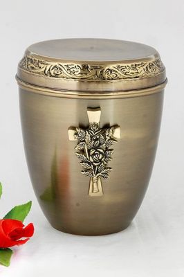 IRON PET CHEAP URN
ITEM NO. 6623
MATERIAL:-  BRASS CHEAP PET URN.
SIZE:- 25 CMS.
CAPACITY:- 3.50 ML
FINISH:- BRASS ANTIQUE CROSS ROSE.
PACKING :- SINGLE BOX UNDER 4 PCS MASTER CARTON
Keywords: FUNERAL URN