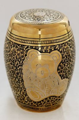 BRASS URN
ITEM NO. 6628
DESCRIPTION:- BRASS MUNAR URN
SIZE:-  13 CMS.
CAPACITY:-2.50 ML
FINISH:-   POLISH BRASS ENGRAVED TEDDYBEAR.
PRICE:-
PACKING:- SINGLE BOX STYRO FOAM UNDER 4 PCS MASTER CARTON

Keywords: ASHES FOR POT