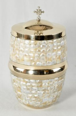 METAL CREMATION ADULT URN
ITEM NO. 6702
DESCRIPTION:- METAL CREMATION URN
SIZE:- 26 CM.
CAPACITY:- 3.50 ML
FINISH:- MOP BRASS POLISH 
PRICE:- 
PACKING:- SINGLE BOX STYRO FOAM UNDER 4 PCS MASTER CARTON.

Keywords: RELIGIOUS URN