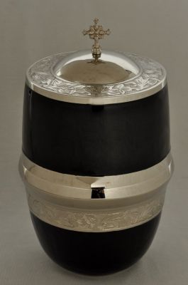 METAL CREMATION ADULT URN
ITEM NO. 6704
DESCRIPTION:- METAL CREMATION URN
SIZE:-  26 CM.
CAPACITY:- 3.50 ML
FINISH:-  BLACK ENAMELED SILVER
PRICE:- 
PACKING:- SINGLE BOX STYRO FOAM UNDER 4 PCS MASTER CARTON

Keywords: FUNERAL URN