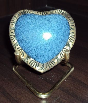 KEEPSAKE SMALL HEART URN
ITEM NO. 6776
MATERIAL:- HEART KEEP SAKE URN.
SIZE:-  HEART 8X8 CMS, STAND 9X10 CMS.
CAPACITY:- 
FINISH:- BLUE STONE FINISH SILVER ENGRAVED BAND.
PRICE:-
PACKING :- SINGLE BOX UNDER 48 PCS MASTER CARTON

Keywords: KEEP SAKE URN