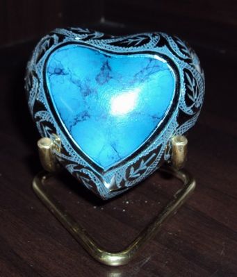 KEEPSAKE SMALL HEART URN
ITEM NO. 6777
MATERIAL:- HEART KEEP SAKE URN.
SIZE:-  HEART 8X8 CMS, STAND 9X10 CMS.
CAPACITY:- 
FINISH:- BLUE FIRE FOX FINISH ENGRAVED BAND.
PRICE:-
PACKING :- SINGLE BOX UNDER 48 PCS MASTER CARTON

Keywords: KEEP SAKE URN