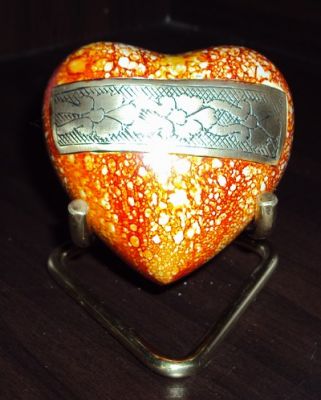 KEEPSAKE SMALL HEART URN
ITEM NO. 6779
MATERIAL:- HEART KEEP SAKE URN.
SIZE:-  HEART 8X8 CMS, STAND 9X10 CMS.
CAPACITY:- 
FINISH:- YELLOW STONE SILVR WORK ENGRAVED BAND
PRICE:-
PACKING :- SINGLE BOX UNDER 48 PCS MASTER CARTON

Keywords: SMALL URN