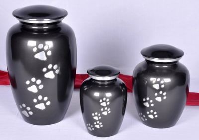 ALMINIUM PET URN
ITEM NO. 6802
DESCRIPTION:-  ALUMINIUM CREMATION PET URN
SIZE:- 26 CM, 18 CM, 15 CM.
CAPACITY:-  3.50 ML, 2.00  ML, 1.00 ML.
FINISH:-  GRAY GLOSSY SILVER ENGRAVED PAW MARK.
PRICE:- 
PACKING:-  2 SET

Keywords: ASHES FOR POT