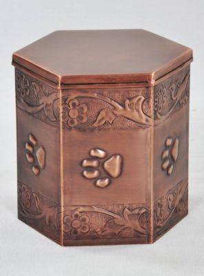 PET CREMATION PAW MARK URN
ITEM NO. 6832
MATERIAL:- IRON SIX SIDE PET URN.
SIZE:-  14 CMS
CAPACITY:- 1.50 ML.
FINISH:-  COPPER ANTIQUE ENGRAVED PAW MARK. 
PRICE:-
PACKING :- SINGLE BOX UNDER 36 PCS MASTER CARTON

Keywords: PET URN