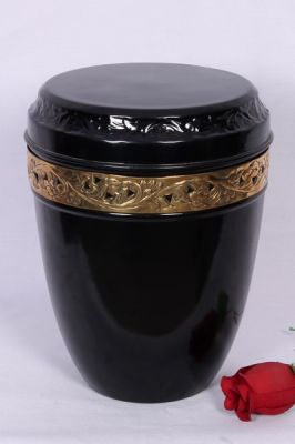 IRON CHEAP URN.
ITEM NO. 6845
DESCRIPTION:- IRON CHEAP URN.
SIZE:- 25 CMS.
CAPACITY:-3.50 ML
FINISH:-  BLACK GLOSSY BRASS CUTTING BAND. 
PRICE:-
PACKING:- SINGLE BOX STYRO FOAM UNDER 4 PCS MASTER CARTON
Keywords: ASHES FOR POT