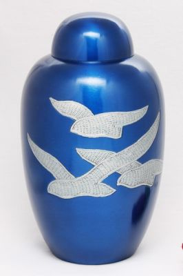 ALUMINIUM CREMATION URN
ITEM NO. 6913
MATERIAL:- ALUMINIUM
DESCRIPTION:- METAL CREMATION URN
SIZE:- 28 CM.
CAPACITY:- 3.50 ML
FINISH:- DOM TOP ROYAL BLUE GOING HOME 
PRICE:- 
PACKING:- SINGLE BOX STYRO FOAM UNDER 4 PCS MASTER CARTON.
Keywords: FUNERAL URN