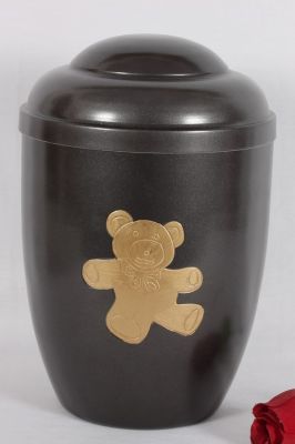 IRON CHEAP URN.
ITEM NO. 6982
DESCRIPTION:- IRON CHEAP URN.
SIZE:- 27 CMS.
CAPACITY:- 3.50 ML
FINISH:-  BLACK TAPPER TOP LID GOLDEN TEDDY BEAR.
PACKING:- SINGLE BOX STYRO FOAM UNDER 4 PCS MASTER CARTON

Keywords: ASHES FOR POT