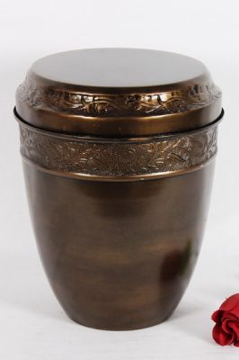 IRON URN
ITEM NO. 6987
DESCRIPTION:- IRON CREMATIAN CHEAP URN
SIZE:-  27 CMS.
CAPACITY:-2.50 ML
FINISH:-   ANGRAVED TWO BAND BRASS ANTIQUE
PRICE:-
PACKING:- SINGLE BOX STYRO FOAM UNDER 4 PCS MASTER CARTON
Keywords: ASHES FOR POT