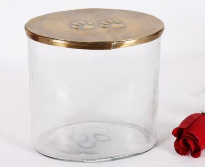 GLASS URN
ITEM NO. 7020
DESCRIPTION:- OVAL GLASS PET URN.
SIZE:- 15X15 CM.
CAPACITY:- 2.00 ML
FINISH:-  BRASS ANTIQUE TOP ENGRAVED PAW PRINT.
PRICE:- 
PACKING:- SINGLE BOX STYRO FOAM UNDER 24 PCS MASTER CARTON
Keywords: GLASS KEEP SAKE