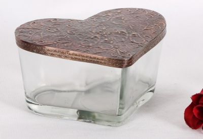 GLASS URN
ITEM NO. 7022
DESCRIPTION:- HEART GLASS URN.
SIZE:- 7X14 CM.
CAPACITY:- 1.50 ML
FINISH:-  TOP COPPER ANTIQUE LID
PRICE:- 
PACKING:- SINGLE BOX STYRO FOAM UNDER 24 PCS MASTER CARTON
