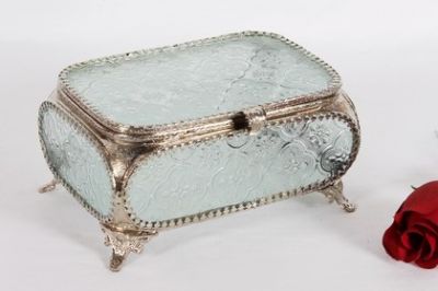 GLASS URN
ITEM NO. 7034
DESCRIPTION:-  GLASS RECTANGLE FROSTED GLASS.
SIZE:- 12X17 CM.
CAPACITY:- 2.00 ML
FINISH:-  SILVER ENGRAVED FRAME.
PRICE:- 
PACKING:- SINGLE BOX STYRO FOAM UNDER 18 PCS MASTER CARTON
Keywords: GLASS KEEP SAKE